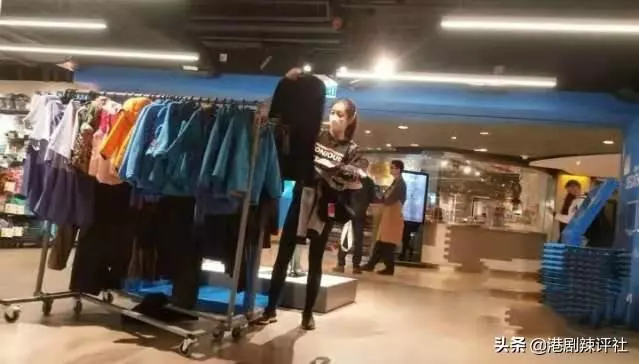 陳自瑤不甘回歸家庭仍想拼事業,素顏逛街買男士衛衣打破離婚傳聞!