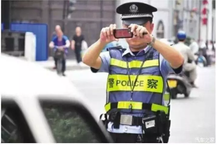 長知識!如果警察正對你停在路邊的車拍照,千萬別吵架!你只需要這樣做!!太受用了!!!