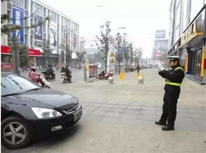 長知識!如果警察正對你停在路邊的車拍照,千萬別吵架!你只需要這樣做!!太受用了!!!