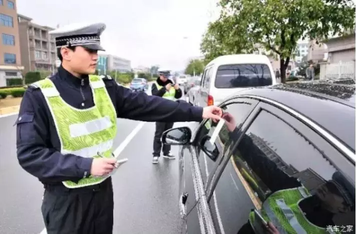 長知識!如果警察正對你停在路邊的車拍照,千萬別吵架!你只需要這樣做!!太受用了!!!