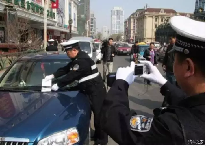 長知識!如果警察正對你停在路邊的車拍照,千萬別吵架!你只需要這樣做!!太受用了!!!