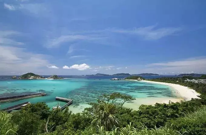 日本那霸海灘發現一奇怪石頭,上有「外星標誌」,專家稱是自然現象