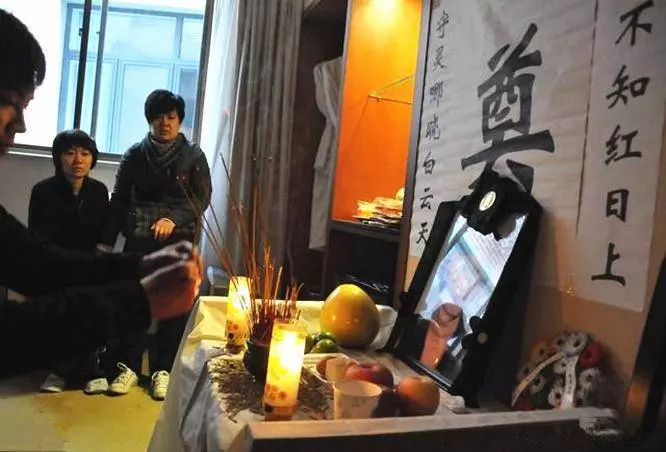母親入殮,棺槨裡卻傳出小孩唱歌的聲音,掀開棺蓋我嚎啕大哭