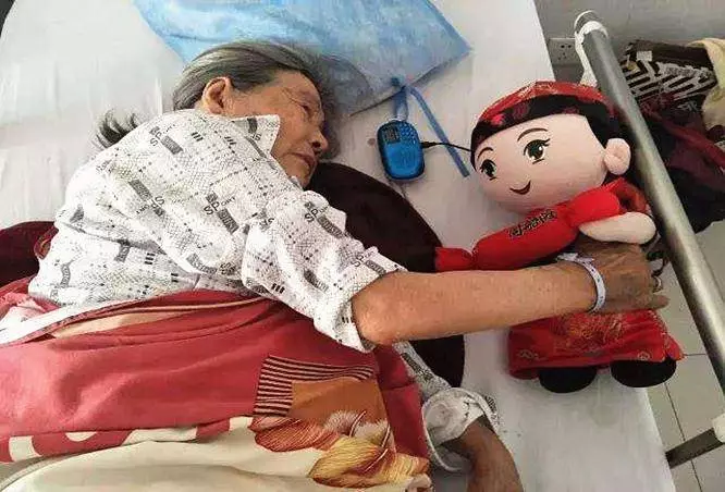 母親入殮,棺槨裡卻傳出小孩唱歌的聲音,掀開棺蓋我嚎啕大哭