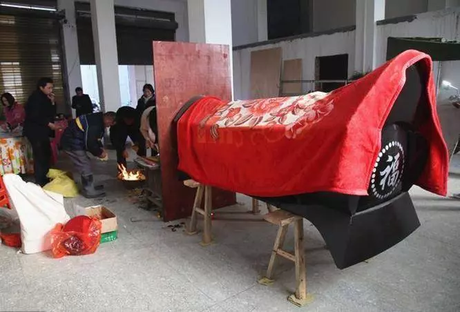 母親入殮,棺槨裡卻傳出小孩唱歌的聲音,掀開棺蓋我嚎啕大哭