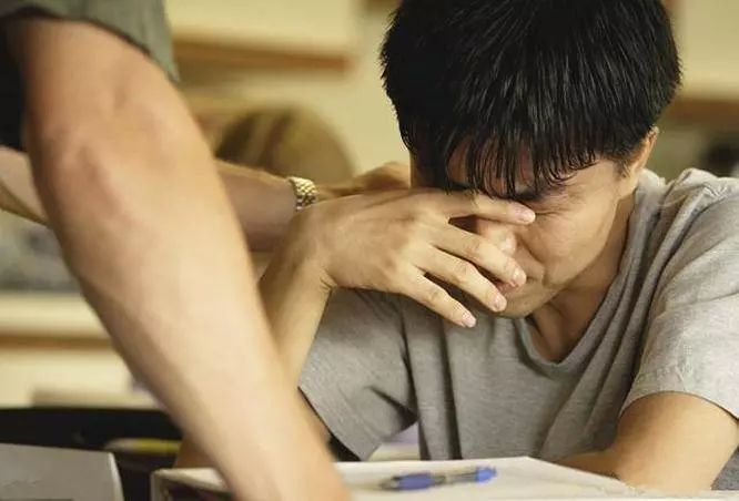 母親入殮,棺槨裡卻傳出小孩唱歌的聲音,掀開棺蓋我嚎啕大哭