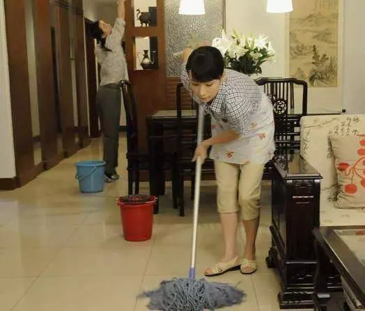 看見老公給懷孕保姆塞錢,知道孩子的父親後,我買房子送給保姆