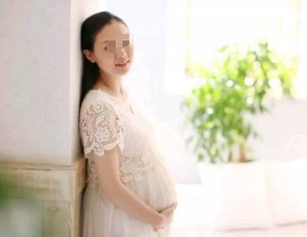 看見老公給懷孕保姆塞錢,知道孩子的父親後,我買房子送給保姆
