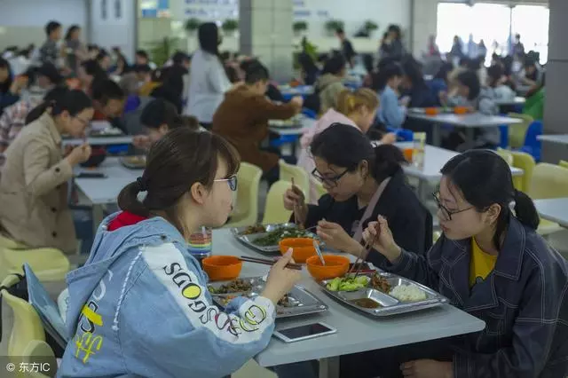 同學病重網上籌錢,我捐了二百,竟然被踢出同學群,說我為富不仁