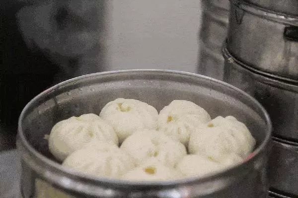 蒸包子時,為什麼剛打開鍋又白又宣,過一會就塌了?不懂可別亂說