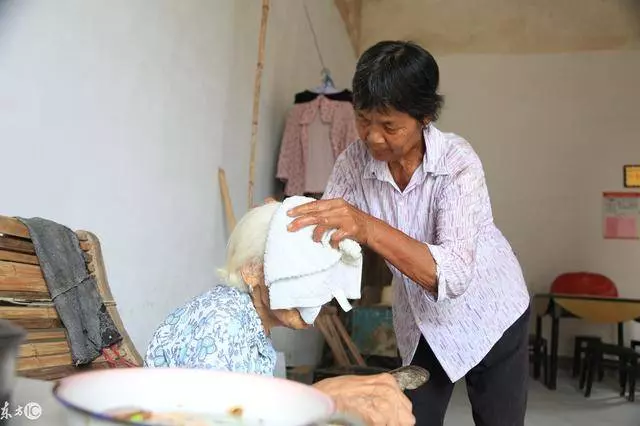 兒子離開後兒媳讓婆婆「10年天天喝青菜湯」!媳婦臨終前卻說:媽,我的存款都留給你