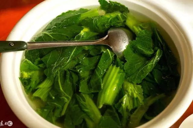 兒子離開後兒媳讓婆婆「10年天天喝青菜湯」!媳婦臨終前卻說:媽,我的存款都留給你