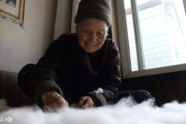 兒子離開後兒媳讓婆婆「10年天天喝青菜湯」!媳婦臨終前卻說:媽,我的存款都留給你