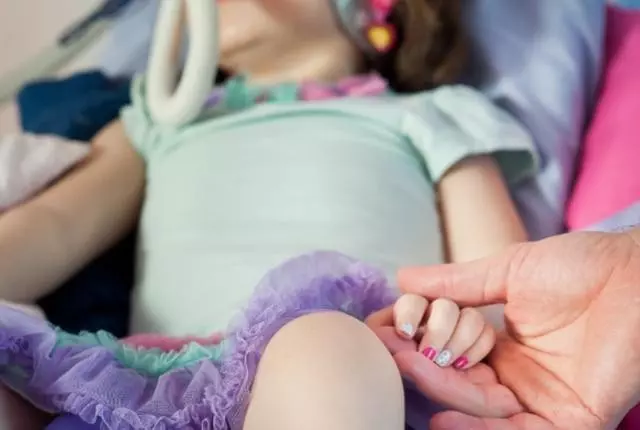 年幼女兒被癌症痛苦折磨,媽媽狠心答應讓女兒接受安樂死!當她閉上眼睛的瞬間,所有人都淚崩了!!