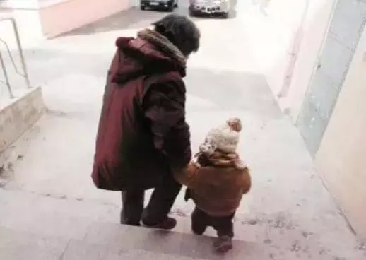 婆婆主動幫忙帶孩子,無意看到老公手機里的信息,我送婆婆回老家