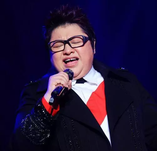 韓紅稱自己當年是校花,原本以為開玩笑,曬出上學時照片讓人驚艷!