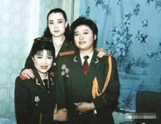 韓紅稱自己當年是校花,原本以為開玩笑,曬出上學時照片讓人驚艷!