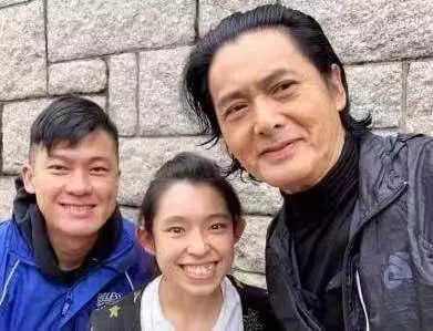 64歲周潤發和粉絲合拍,大背頭造型重現經典,臉上皺紋逐漸明顯