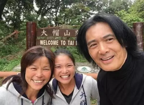 64歲周潤發和粉絲合拍,大背頭造型重現經典,臉上皺紋逐漸明顯