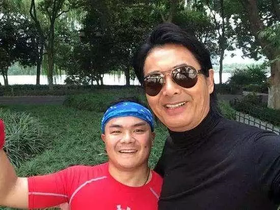 64歲周潤發和粉絲合拍,大背頭造型重現經典,臉上皺紋逐漸明顯