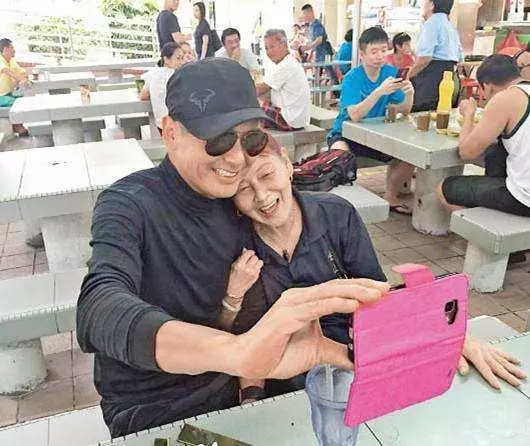 64歲周潤發和粉絲合拍,大背頭造型重現經典,臉上皺紋逐漸明顯