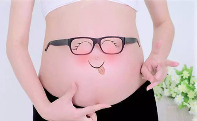我給老婆的工資卡莫名少了10萬,得知錢的去向,我在她面前長跪不起