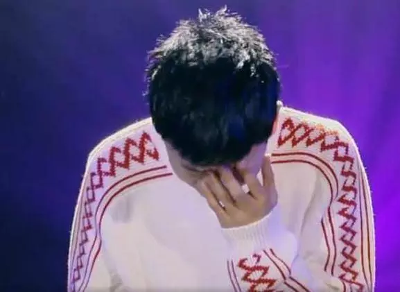 我給老婆的工資卡莫名少了10萬,得知錢的去向,我在她面前長跪不起