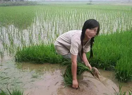 我給老婆的工資卡莫名少了10萬,得知錢的去向,我在她面前長跪不起