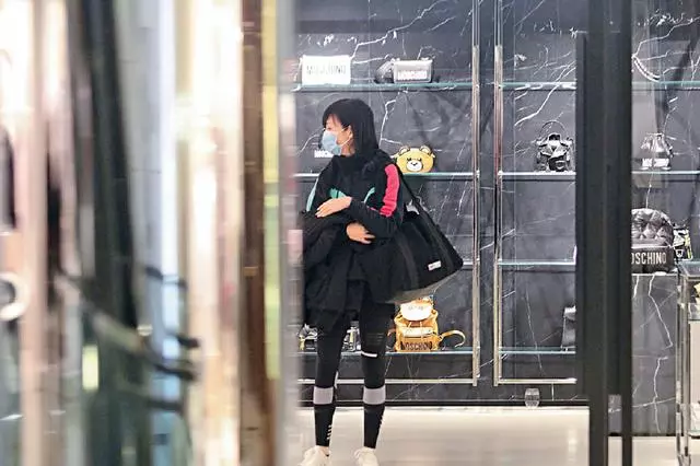 港媒曝周慧敏與老公感情轉淡,倪震舊愛卻曬全家福大秀甜蜜!