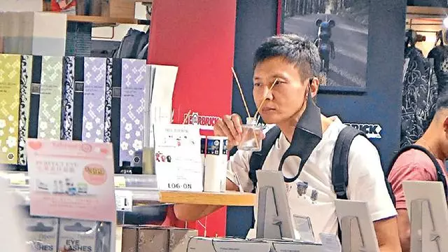 港媒曝周慧敏與老公感情轉淡,倪震舊愛卻曬全家福大秀甜蜜!