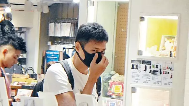 港媒曝周慧敏與老公感情轉淡,倪震舊愛卻曬全家福大秀甜蜜!