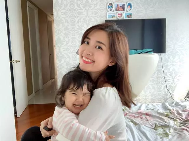 港媒曝周慧敏與老公感情轉淡,倪震舊愛卻曬全家福大秀甜蜜!
