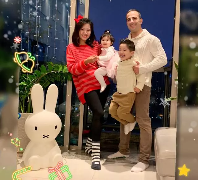 港媒曝周慧敏與老公感情轉淡,倪震舊愛卻曬全家福大秀甜蜜!