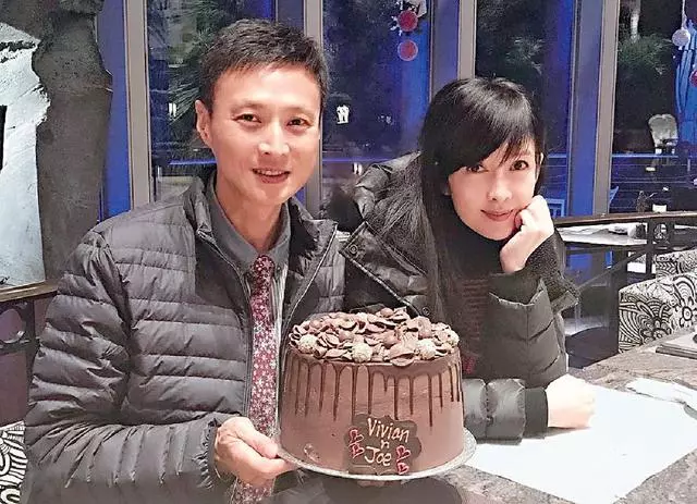 港媒曝周慧敏與老公感情轉淡,倪震舊愛卻曬全家福大秀甜蜜!