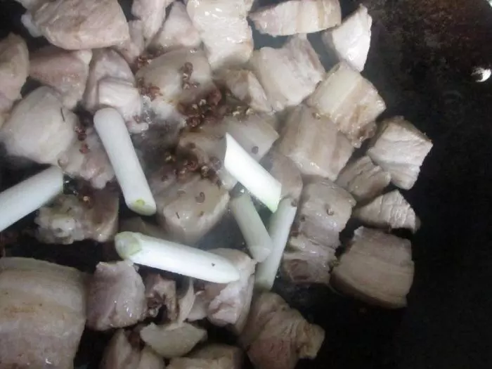 一個肥而不膩的紅燒肉做法, 不用炒糖不用炸超簡單