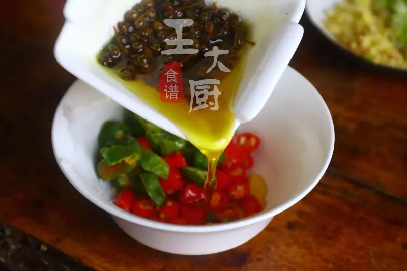香辣嫩滑的川香藤椒雞,做法超級簡單,好吃到沒話說!