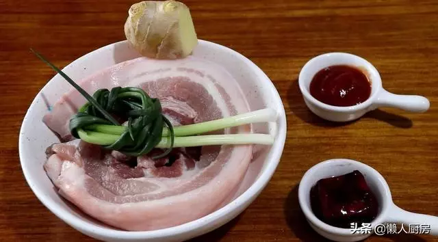 做紅燒肉不一定要加醬油,試試這樣做,色澤紅亮,看著就有食慾