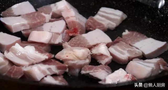 做紅燒肉不一定要加醬油,試試這樣做,色澤紅亮,看著就有食慾