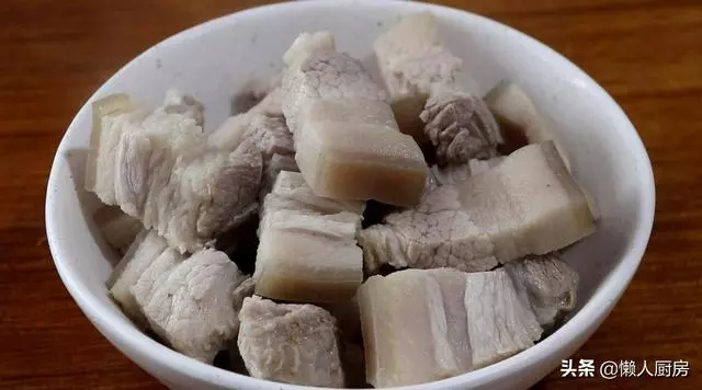 做紅燒肉不一定要加醬油,試試這樣做,色澤紅亮,看著就有食慾