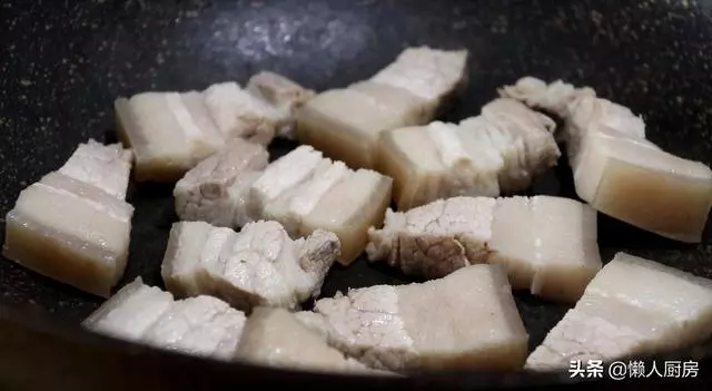 做紅燒肉不一定要加醬油,試試這樣做,色澤紅亮,看著就有食慾