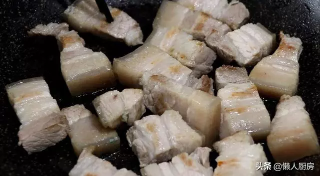 做紅燒肉不一定要加醬油,試試這樣做,色澤紅亮,看著就有食慾