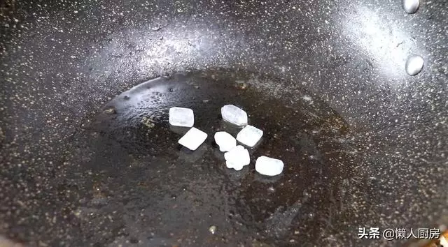 做紅燒肉不一定要加醬油,試試這樣做,色澤紅亮,看著就有食慾