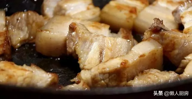 做紅燒肉不一定要加醬油,試試這樣做,色澤紅亮,看著就有食慾