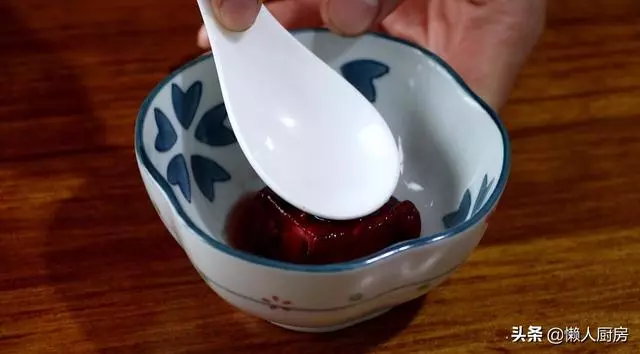 做紅燒肉不一定要加醬油,試試這樣做,色澤紅亮,看著就有食慾