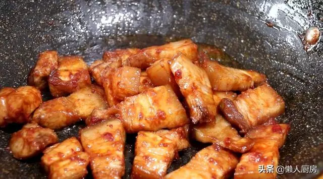 做紅燒肉不一定要加醬油,試試這樣做,色澤紅亮,看著就有食慾