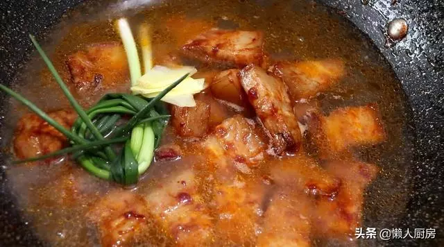 做紅燒肉不一定要加醬油,試試這樣做,色澤紅亮,看著就有食慾