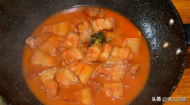 做紅燒肉不一定要加醬油,試試這樣做,色澤紅亮,看著就有食慾