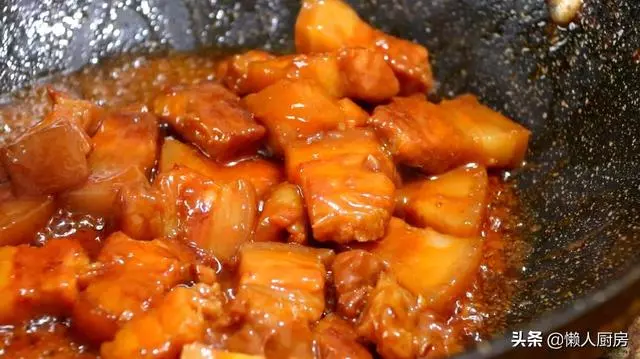 做紅燒肉不一定要加醬油,試試這樣做,色澤紅亮,看著就有食慾