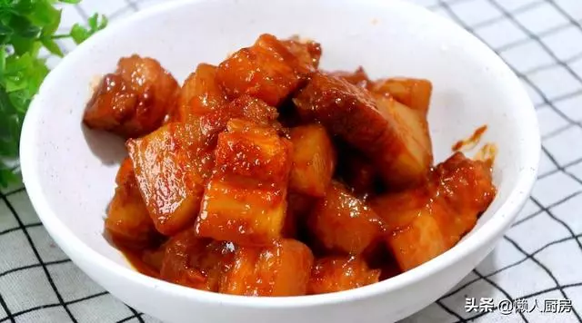 做紅燒肉不一定要加醬油,試試這樣做,色澤紅亮,看著就有食慾