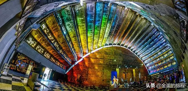 神作,新建交的薩爾瓦多首都,有座世上最神奇彩虹玻璃教堂